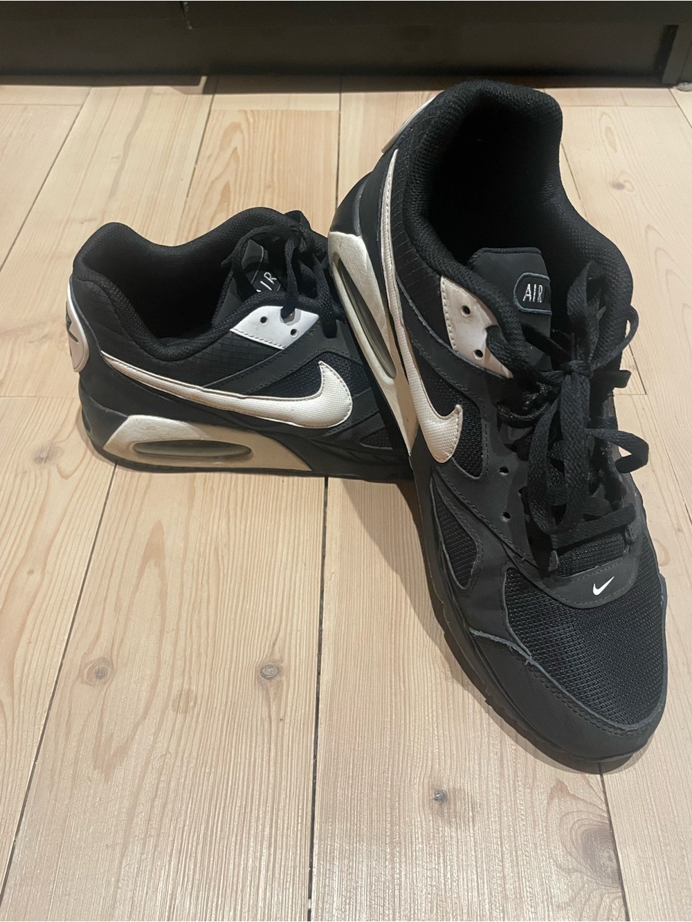 Nike Air Max Men's Black and White Sneakers size 12